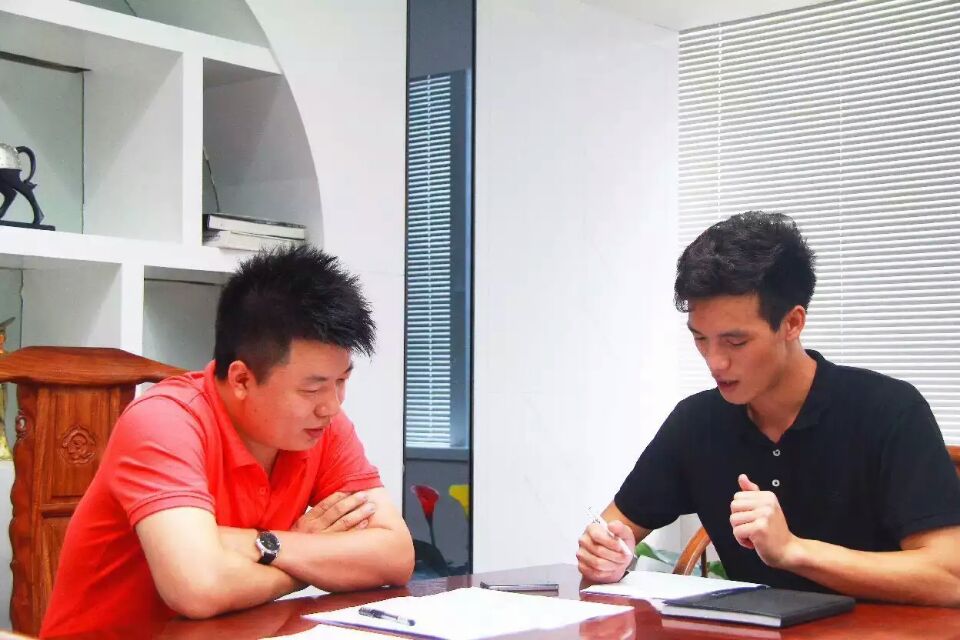 陳總接受電視臺(tái)采訪(圖1) 陳總接受電視臺(tái)采訪(圖1)