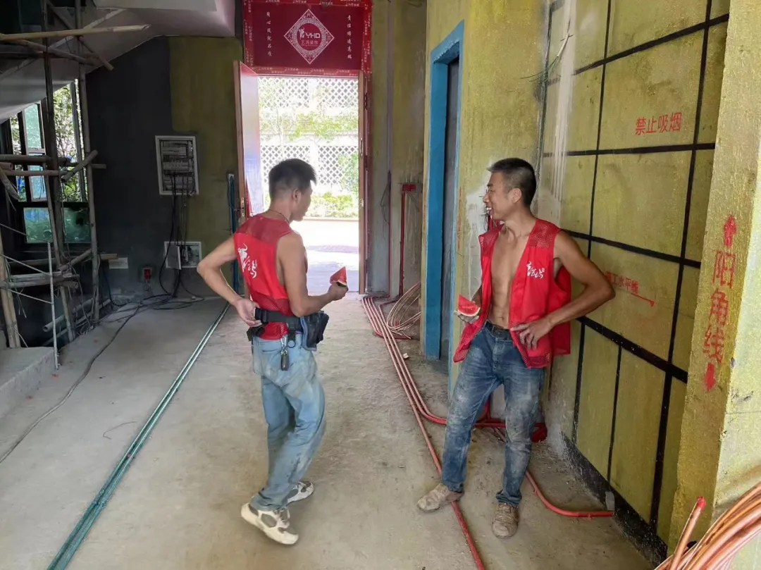 夏日送清涼 情系工人心 | 藝鴻溫情走訪各工地現(xiàn)場暖人心(圖11)