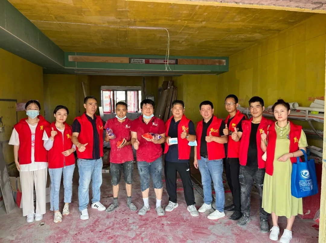 夏日送清涼 情系工人心 | 藝鴻溫情走訪各工地現(xiàn)場暖人心(圖27)