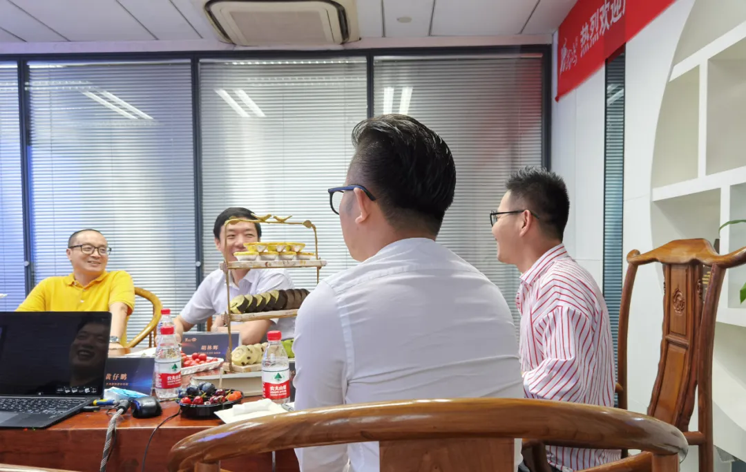 廣東工業(yè)大學(xué)專家團(tuán)隊(duì)蒞臨藝鴻裝飾調(diào)研就“校企聯(lián)合基地建設(shè)、人才培養(yǎng)、實(shí)習(xí)實(shí)訓(xùn)”等內(nèi)容達(dá)成充分合作(圖8)