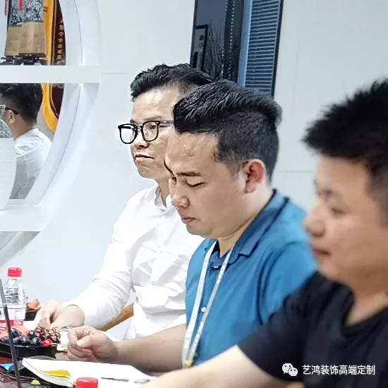 廣東工業(yè)大學(xué)專家團(tuán)隊(duì)蒞臨藝鴻裝飾調(diào)研就“校企聯(lián)合基地建設(shè)、人才培養(yǎng)、實(shí)習(xí)實(shí)訓(xùn)”等內(nèi)容達(dá)成充分合作(圖12)